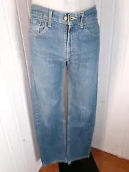 Taille W30 L32 ou en France 40. Pantalon Jeans droit bleu clair effet délavé. Largeur taille à plat: 39 cm. Hauteur:...