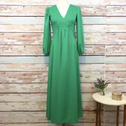 Great condition! Vintage 1970s green maxi dress V neckEmpire waist with button detail Long sleeves with elastic cuffs...