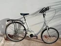 Vélo  roue 26 et 20p robuste et simple  5 vitesses Shimano sis  cadre taille M/L bequille  bon état gene et tr bon...