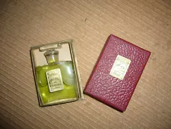 Parfum dorigine, flacon non ouvert, bouchon en verre scellé par un fil doré. Années 1930.