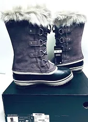 Sorel Youth. OUTSOLE: Handcrafted waterproof vulcanized rubber shell with herringbone outsole. Joan or Arctic. UPPER:...