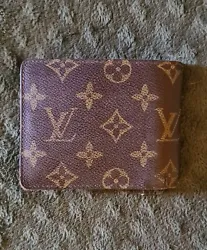 Portefeuille et porte monnaie Louis Vuitton. Abîmer au niveau du plie en bas comme montrer sur la photo , pour cause...