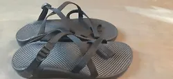 Get ready for your next outdoor adventure with these stylish and comfortable black Chaco sandals. Designed with nylon...