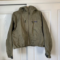 This ultra-lightweight jacket is cut above the waist for serious wading. Its minimalist design has all you need from a...