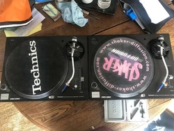 Vends des platines Technics modèle SL-1210M3D en parfait état.