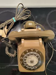 Vieux téléphone à cadran, très bon état. Sans doute en bakélité