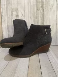 Dr Scholls Noelle Heeled Ankle Boot Womens Size 10 Gray Fabric Wedge Heel Zip. Condition is Pre-owned. Shipped with...