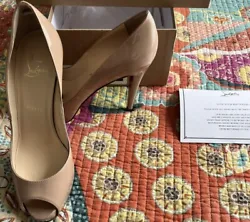 Christian Louboutin New Very Prive’ Patent Leather Nude 100 Peep Toe Pump 38 NIB. A Louboutin icon, the New Very...