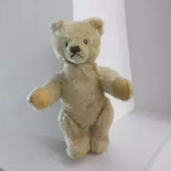 En mohair rembourré de paille. mohair en bon état (2 très légers manques, 1 sur le devant et 1 à l arrière)....