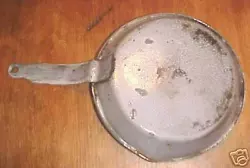 Quality antique graniteware frying pan. pan has been used. Interior of pan very clean. No knife marks or abrasive wear...