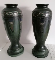 Paire danciens vases Japon, peut être Chine ? bronze, cloisonnés. Patine verte foncée. Forme originale, Non signé....