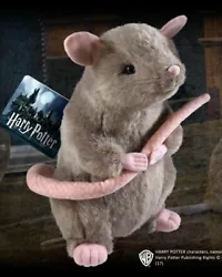 Harry Potter - Peluche Scabbers (Croutard). Peluche de 28 cm de long (sans la queue) représentant le rat Croutard....