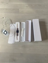 Apple Watch Series 1 38mm - Montre connectée. Vendue avec la boîte, le bracelet blanc taille S, le M/XL et un...