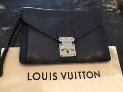 Authentique Sac Pochette Cuir Épis Noir Modèle Sellier Louis Vuitton Dustbag. La boucle de fermeture ne s enclenche...