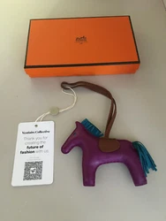Avec boite. Accessoire de sac Hermès.