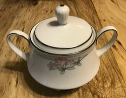 For sale is a lovely Noritake Tarkington sugar bowl. Platinum edge, pink flowers and gray leaves. Actual 1986-1993....