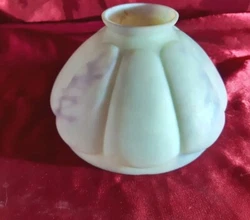 Curieuse Tulipe Art Déco globe Opaline décor marbré vintage. Semble être en opaline verte légèrement marbrée...