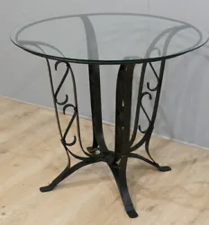 Guéridon ou table dappoint en fer forgé peint en noir et plateau de verre. Epoque vers 1930-1940. Hauteur: 74 cm.