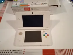 New Nintendo 3DS Blanche Avec Boîte. Console en bon état quelques traces néanmoins dutilisation, plus de stylet....
