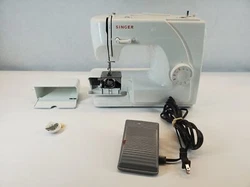 Title: SINGER Sewing Machine - UNTESTED. Item is UNTESTED. See photos for details. For parts or not working.