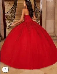 Only worn once still in good condition bought at 1,000 selling at 600 also comes with red quince robe size small and...
