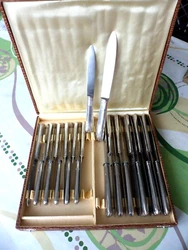COFFRET DE 24 COUTEAUX ART DÉCO LAME EN INOX ET MANCHE EN MÉTAL ARGENTE . 12 DE 21 CMS DE LONG ET 12 DE 25 CMS DE...