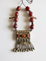 Collier plastron Yéménite en argent ancien et perles en résine couleur bordeauxDes perles dune couleur bordeaux en...