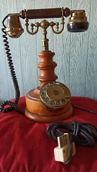 téléphone ancien en bois.