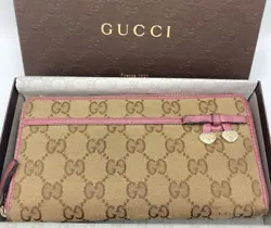 This beautiful Gucci long wallet is a must-have for any fashion-savvy woman. Crafted in Italy with high-quality leather...