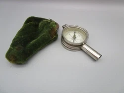 ANCIENNE BOUSSOLE MILITAIRE en métal chromé AVEC LOUPE BINOCULAIRE ET MIROIR. étui dorigine avec traces dusage.