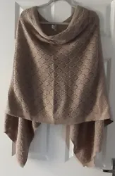 Add a touch of elegance to your autumn wardrobe with this stunning beige Jigsaw poncho. Made from 100% virgin wool,...