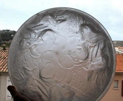 Elle est signée Muller Frères Lunéville, en relief dans le décor.
