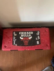 This vintage 90s Suncast foot locker is the perfect storage solution for your basketball fan gear. Featuring the iconic...