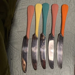 5 butter knives from fiesta ware, 2pink, 1 orange, 1 turquoise and 1 yellow.
