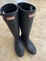 These Hunter snow boots are perfect for winter weather. The navy blue color and pull-on closure make them easy to wear...