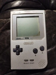 Console Game Boy Pocket GBP - Grise / Argente - Nintendo Gameboy.  Manque le cache-pied, la console ne sallume plus. ...