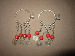Belle paire de boucles doreilles en argent et pieces en tres bon etat.