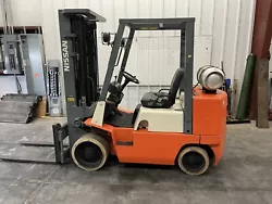 NISSAN CUGJ02 6,000LB CUSHION FORKLIFT WITH SIDE SHIFT AND AUXILIARY HYDRAULICS. Machine was just put through our shop,...