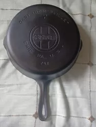 Up for your consideration is a Griswold large block logo #7 skillet in very good condition. It does spin a little and...