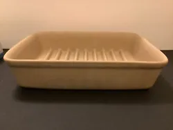 Nice baking dish for smaller families or side dishes. Very good condition, barely used.