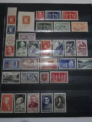 Bonne cote. On retrouve 31 timbres neufs sans charnieres. Voici un joli lot de timbres de France en vrac.
