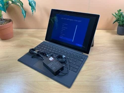 Les unités sont préinstallées avec une version propre de Windows 10. LEXPÉRIENCE UTILISATEUR PEUT VARIER. VEUILLEZ...