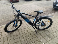 VÉLO VTT ÉLECTRIQUE E-ST 500 V2 NOIR BLEU.Très bon état et sans défauts