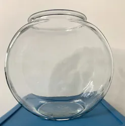 Showcase your pet fish in style with this elegant 2 gallon glass drum fish bowl. Its round shape and clear glass...