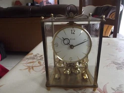 Hauteur 21 cm largeur 13.5 coté 10cm. vendu en l etat.