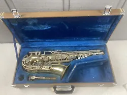 This is a used Yanaha YAS21 alto saxophone. It us being sold as photographed. There is wear from normal usage...