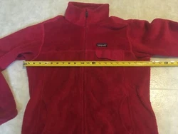 Deep-pile Polartec Thermal Pro polyester fleece (51% recycled) has extra-long fibers to retain warmth. Stand-up collar...