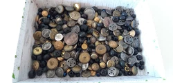 Lot de boutons anciens divers (environ 270) Lensemble est dans son jus (voir toutes les photos).