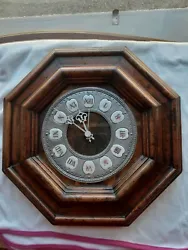 Horloge Murale Œil de Boeuf Ancienne Vintage Déco Rétro. Composée de bois, faïence, plastique, verre et métal des...