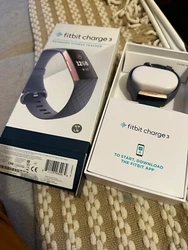 Fitbit Versa 3 Suivi dactivité - Rose. Lécran ne fonctionne pas. Mais prend la charge et le bouton fonctionne. Retour...